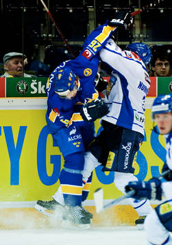 Marcus Nilson, Sverige och Janne Niinimaa, Finland, tacklar