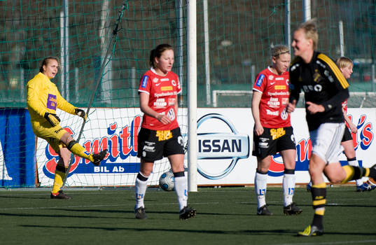 Brett Maron, Målvakt Kristianstad sparkar ut bollen