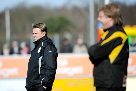 Roberth Johansson, tränare, Assyriska, i förgrunden Peter