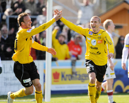 Marcus Ekenberg gratulerar Johan Svensson, jubel, Mjällby