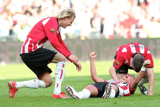 Ola Toivonen framme för att gratta Balazs Dzsudzsak, PSV