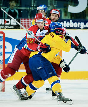 Konstantin Korneev, Ryssland, tar tag om Patrik Zackrisson,