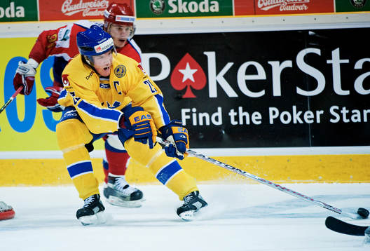 Kenny Jönsson, Sverige, kontrollerar pucken