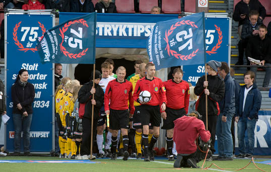 Spelarentré, inmarsch, utgångsmarch, flaggor, fanbärare,