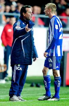 Stefan Rehn, tränare instruerar Sebastian Eriksson