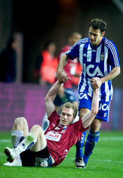 Stefan Selakovic, IFK Göteborg, hjälper Tommy von