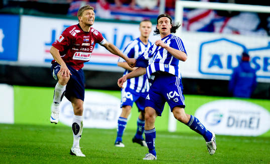 I denna duell gör Marcus Allbäck i Örgryte illa knät,