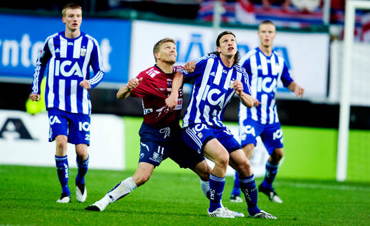 I denna duell gör Marcus Allbäck i Örgryte illa knät,