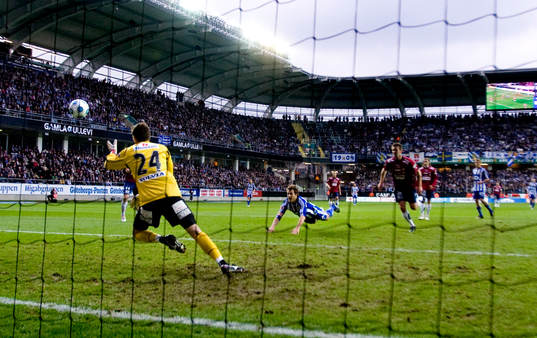 Tobias Hysén, IFK Göteborg,  nickar in 1-0 på Gamla