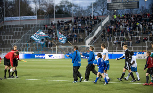 Stryktipset 75 år, flaggor, fanbärare, spelare, march,