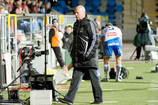 Sören Åkeby, Tränare,l blir uppskickad på läktaren