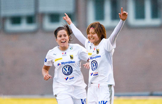 Mami Yamaguchi jubel med Madelaine Edlund