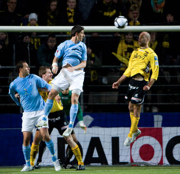 Agon Mehmeti nickduell med Ted Lucic