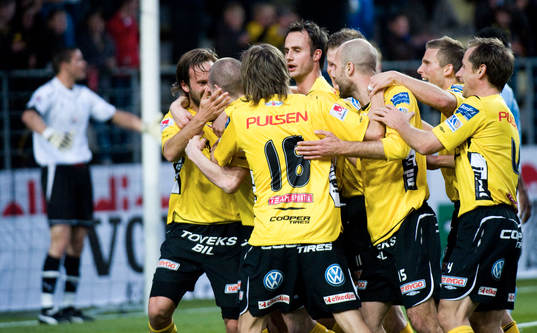 1-0, Mathias Florén har nickat in segermålet och alla