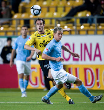 Helgi Danielsson lyfter över Robert Åhman Persson