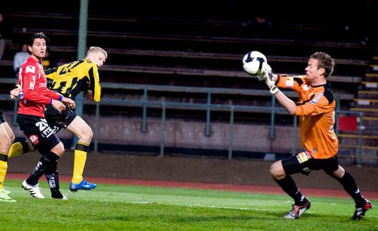 Tom Söderberg, Häcken nickar men Viktor Noring, målvakt,