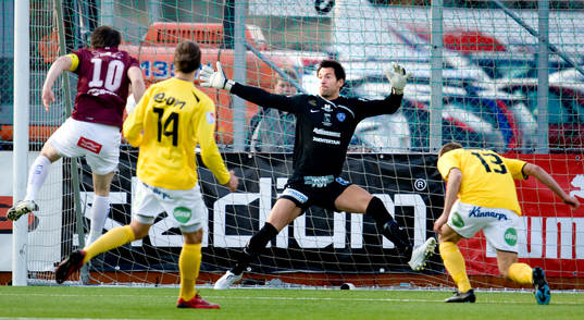 Hannes Stiller, Qviding gör 1-0 bakom Stojan Lukic,