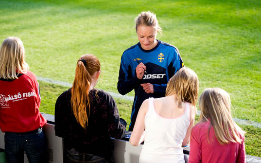 Stina Segerström skriver autografer till några småtjejer