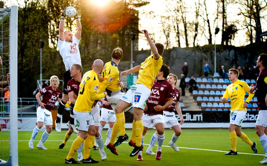 Tommy Naurin, målvakt, plockar ner en hörna