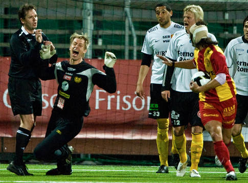 Mattias Asper, målvakt, Mjällby knuffas av Haris