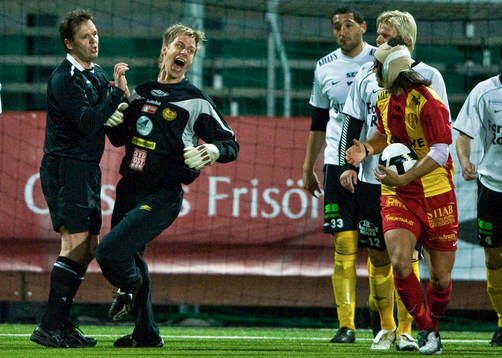Mattias Asper, målvakt, Mjällby knuffas av Haris