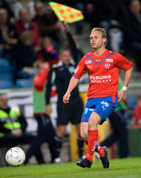 Offside, assisterande domare vinkar av Erik Sundin,