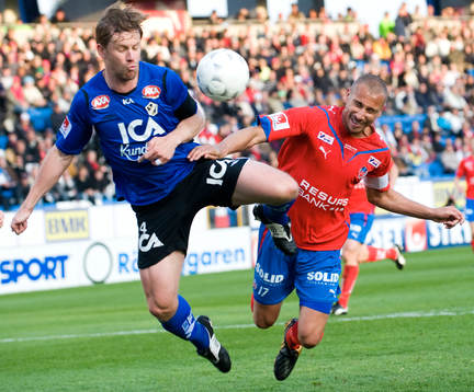 Henrik Larsson nära göra mål i en duell med Tommy