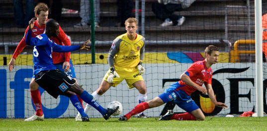1-3 Joe Sise skjuter, Marcus Nilsson och Hannu Patronen kan