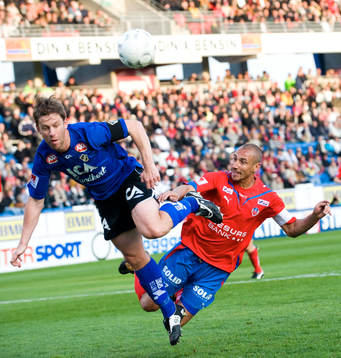 Tommy Jönsson räddar framför  Henrik Larsson