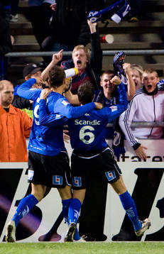 1-3, Mikael Rosén som grattas av Emil Kujovic