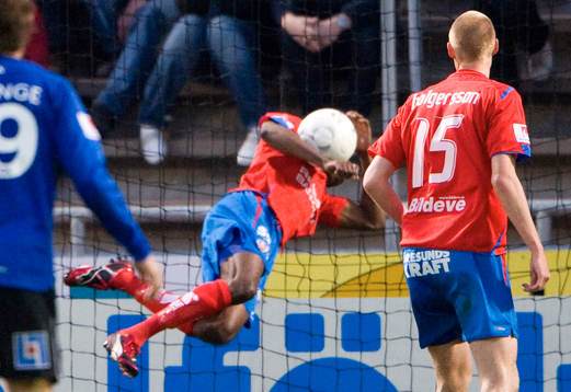 1-1, Anselmo har nickat och René Makondele försöker