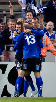 1-3, Mikael Rosén som grattas av Emil Kujovic och Andreas