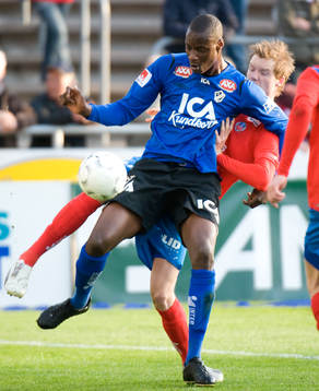 Joe Sise håller undan Marcus Nilsson