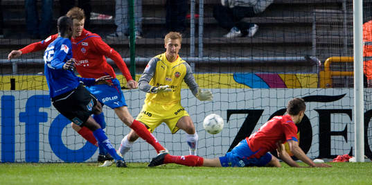1-3 Joe Sise skjuter, Marcus Nilsson och Hannu Patronen kan