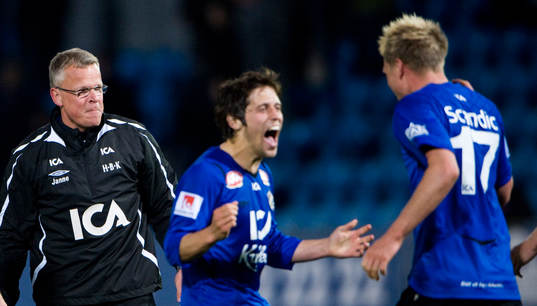 Halmstad tränare Jan Andersson myser när spelarna jublar.