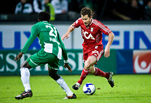 Tobias Hysén, IFK Göteborg, utmanar Monday James, Hammarby