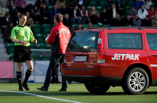 Sponsor Jetpak levererar matchboll till domare