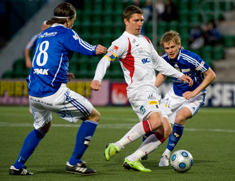 Dennis Östlundh, Assyriska mot Linus Hallenius och Ari
