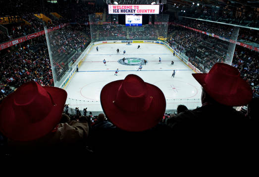 Postfinance Arena i Bern, interiör. Åskådare kollar på