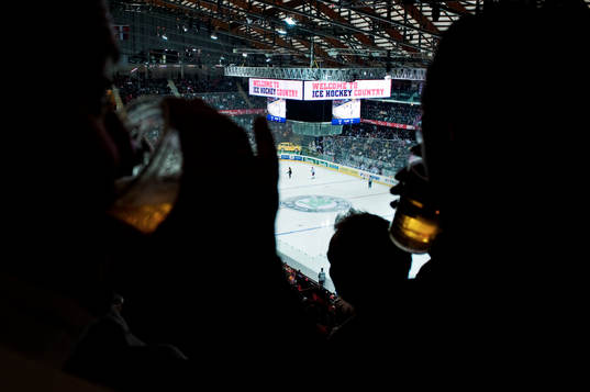 Postfinance Arena i Bern, interiör. Åskådare dricker öl