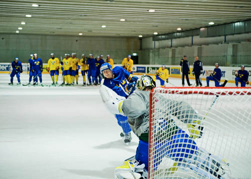Magnus Johansson skjuter en straff mot Johan Holmqvist,