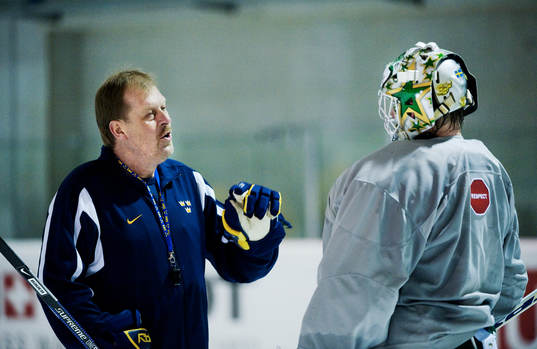 Thomas Högberg, målvaktstränare, instruerar Johan