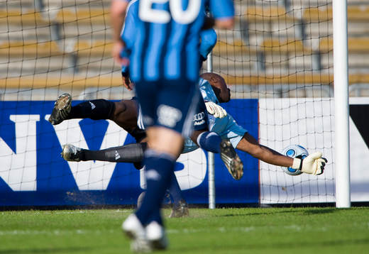 0-1 går in bakom Pa Dembo Touray, målvakt, Djurgården