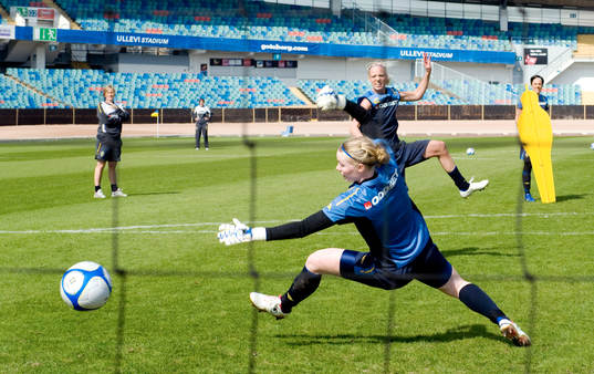 Caroline Seger gör mål på Hedvig Lindahl