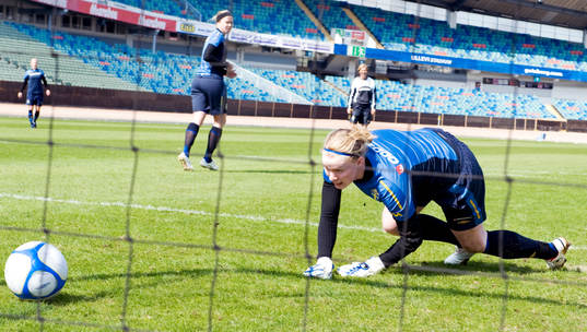 Hedvig Lindahl, målvakt