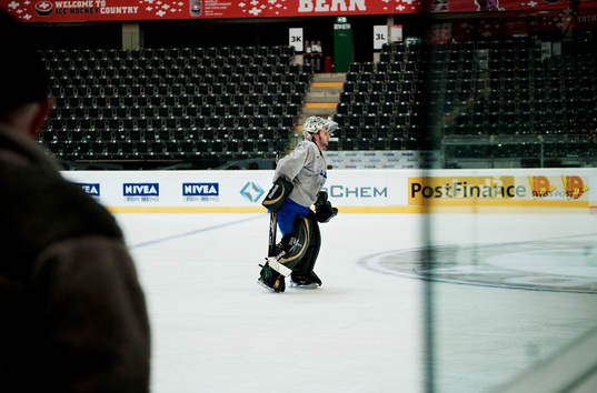 Jonas Gustavsson, målvakt, åker av isen