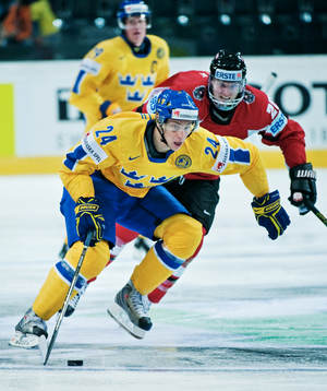 Johan Harju, Sverige, åker ifrån Thomas Vanek, Österrike