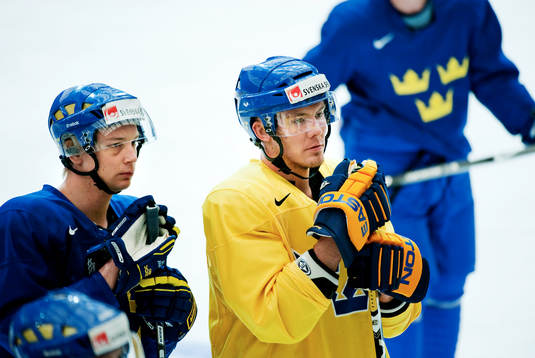 Johan Harju och Nicklas Grossman lyssnar på instruktioner