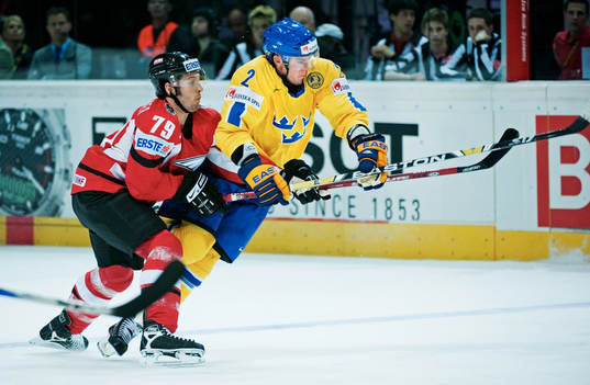 Gregor Baumgartner, Österrike, tacklar Nicklas Grossman,