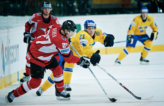 Jeremy Rebek, Österrike, lägger en pass som Linus Omark,
